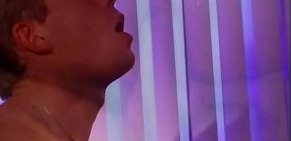 Tera Patrick, méga pornstar des années 90s, se fait baiser la chatte par un gros bâton !